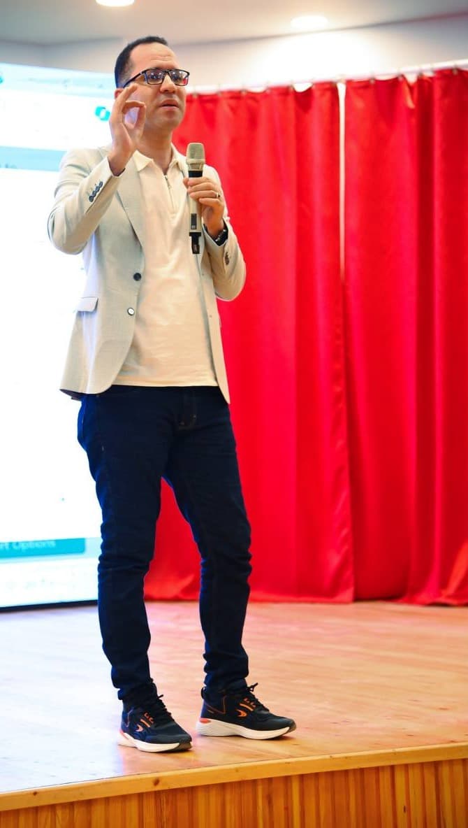 الأستاذ محمد حامد يتحدث على المسرح